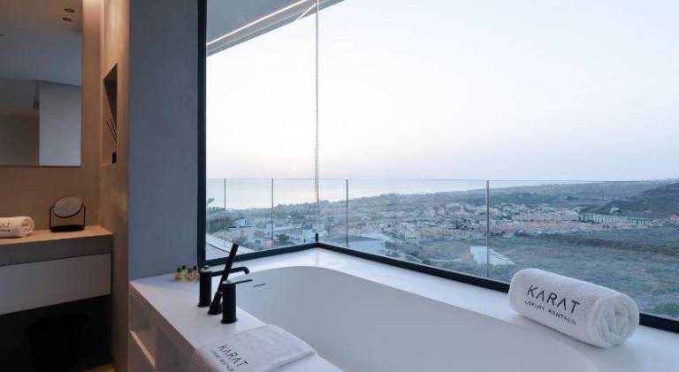 Vacation home with pool — photo 4