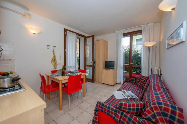 Holiday apartment with yard — photo 3