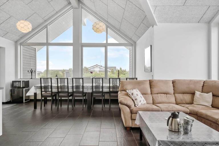 Vacation home with terrace, jacuzzi & barbecue — photo 3