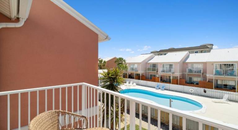 Vacation home with pool | Pet-friendly — photo 5