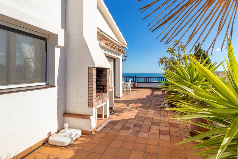 Apartment with pool, garden & patio | Beach view — photo 3