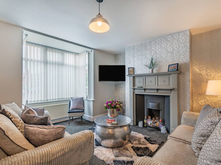 Cottage with yard | River view in Whitby