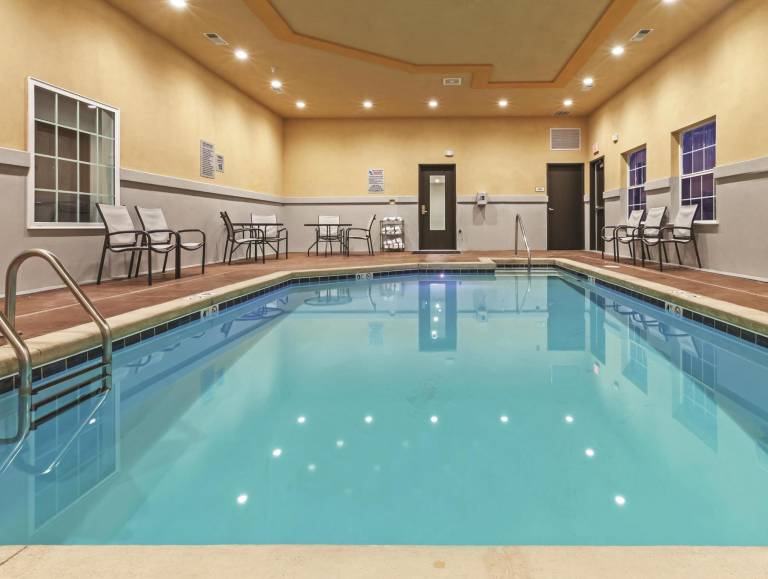 Comfort Inn & Suites — photo 5