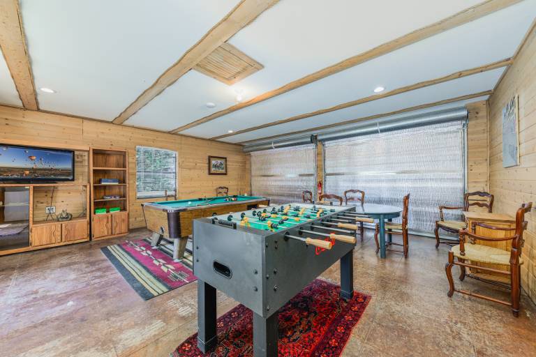 Family-oriented cabin with BBQ & jacuzzi | Mountain view | Pets allowed — photo 2