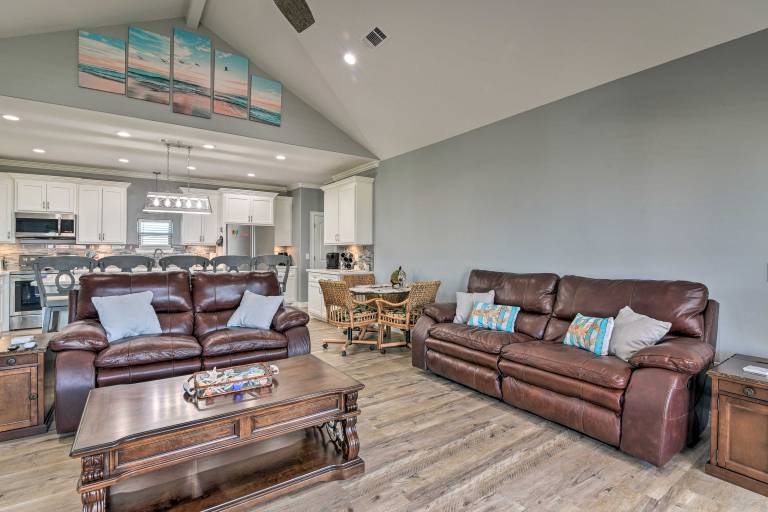 Ocean View + Wraparound Deck: Crystal Beach Home! — photo 5