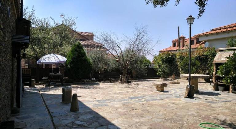 House with patio, garden & barbecue — photo 4