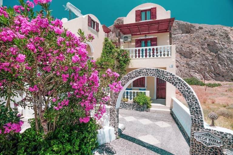 Nice serviced apartment with garden | Next to the beach | Pets are welcome in Santorini