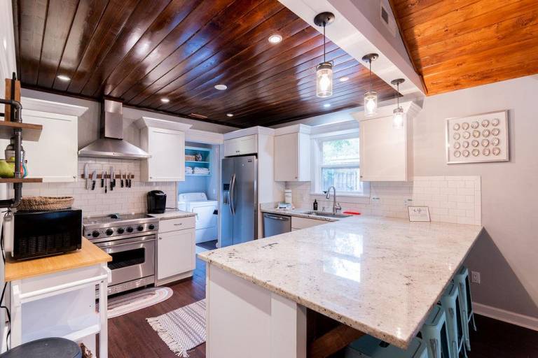 Vacation home with private pool, barbecue & patio — photo 4