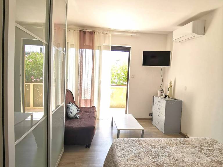 Stylish Studio with Terrace, WiFi & Fully Equipped Kitchen in Balaruc-les-Bains — photo 2