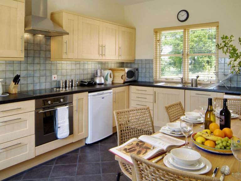 Cottage with yard | River view — photo 4