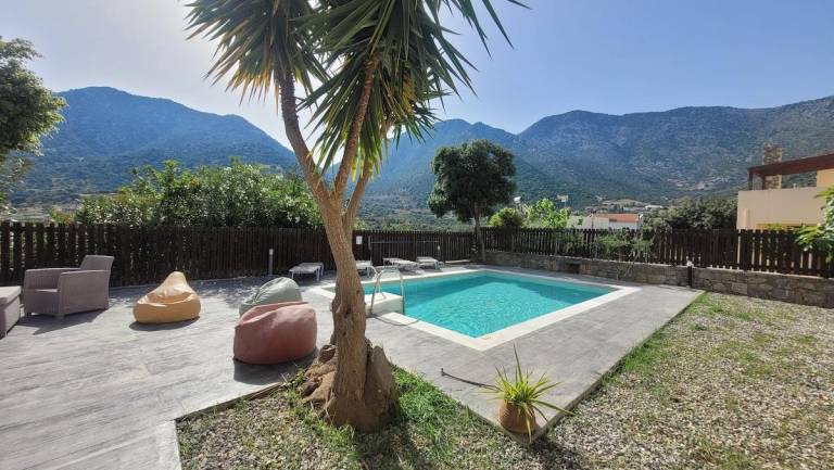 Vacation home with barbeque, private pool & yard in Rethymno