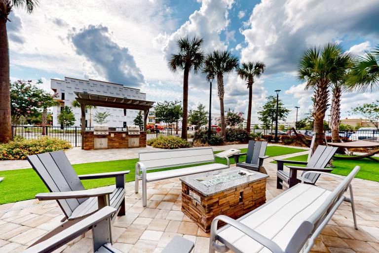 2 Mi to UF Campus! Dog-Friendly Condo w/ Pool — photo 4