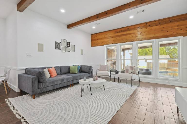 Gorgeous 4Br Home with Huge Yard Pool Hot Tub — photo 4