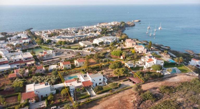 Wonderful villa with yard, patio & private pool | Next to the beach | Good for workation | Dogs allowed in Heraklion
