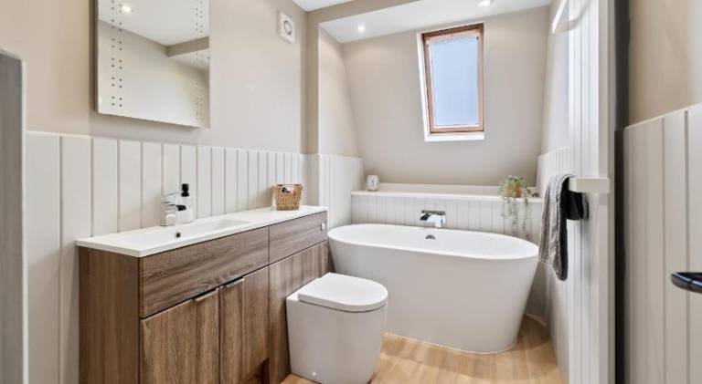 CORN FLOUR LODGE at PITKERRO MILL with HOT TUB 3 double bedrooms with TVs, 1 en-suite, 2 further bat — photo 2