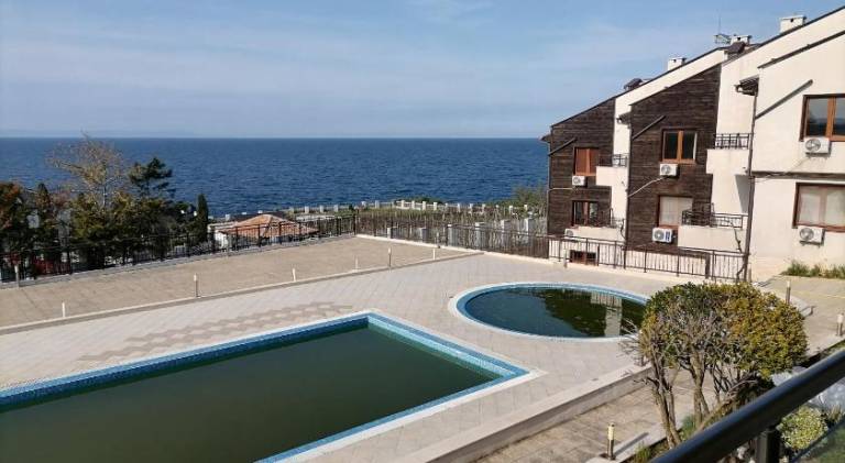 Apartment with pool — photo 4