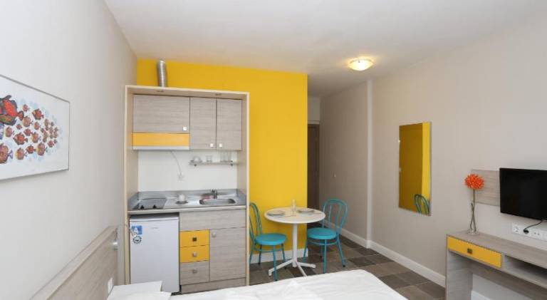 Serviced apartment with pool & yard | Perfect for remote work — photo 2