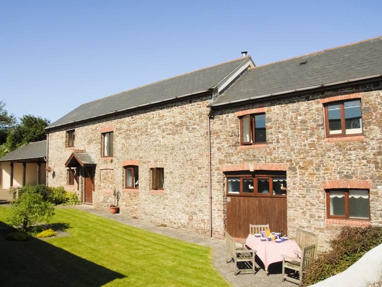 Cottage with garden & barbecue | Water view — photo 2