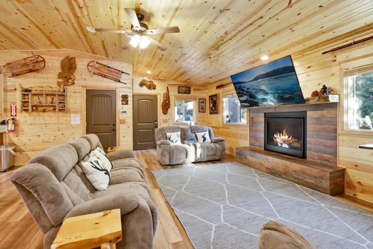 Family-friendly pleasant cabin with patio & BBQ | Lake view | Pet-friendly in San Bernardino, CA