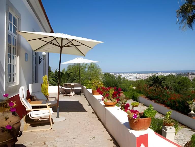 Family-friendly villa with yard & patio | Pets allowed — photo 2