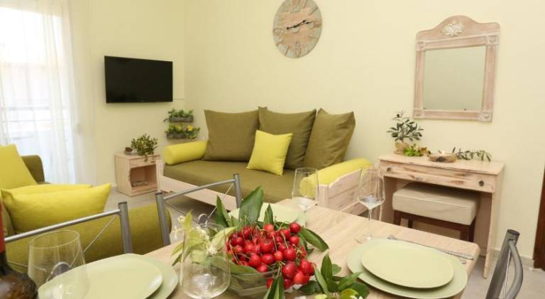 Holiday apartment with yard & patio — photo 3