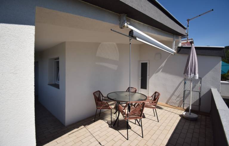 Apartment with yard & patio — photo 2