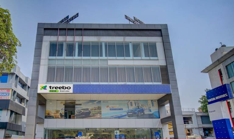 Treebo Grand Lotus 3 Km From Textile Market
