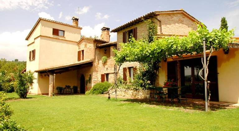 Apartment with pool in Todi