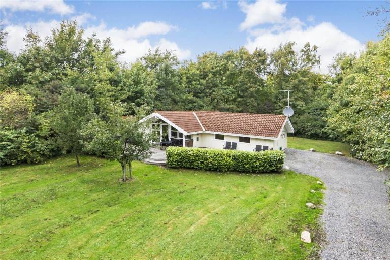House with terrace, jacuzzi & sauna in Stege
