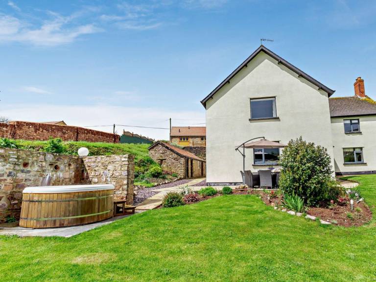 Fully equipped wonderful cottage with jacuzzi & garden | Pets allowed in Taunton