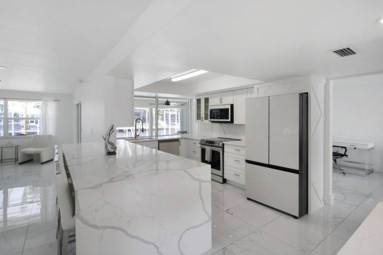 Chic & modern canal-front retreat with private pool - Azure Tides — photo 2