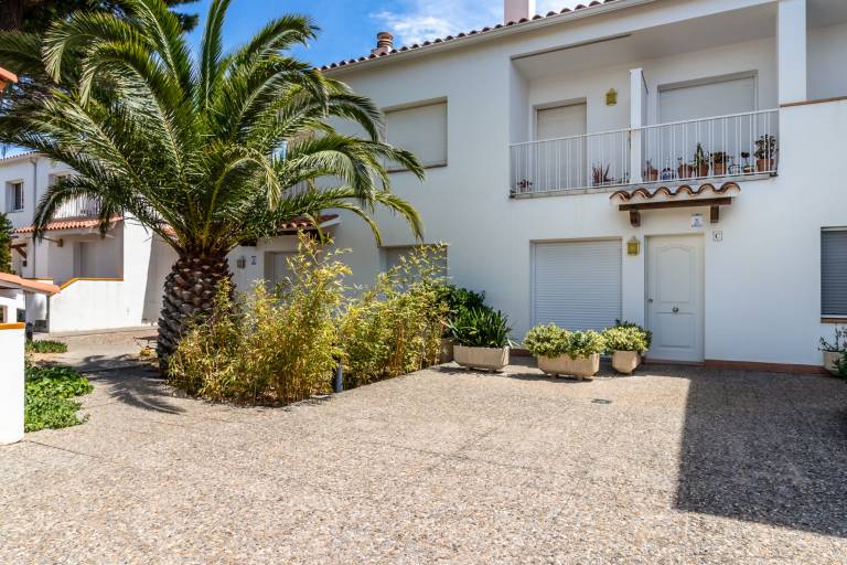 Apartment with terrace, barbeque & yard | Beach view — photo 2