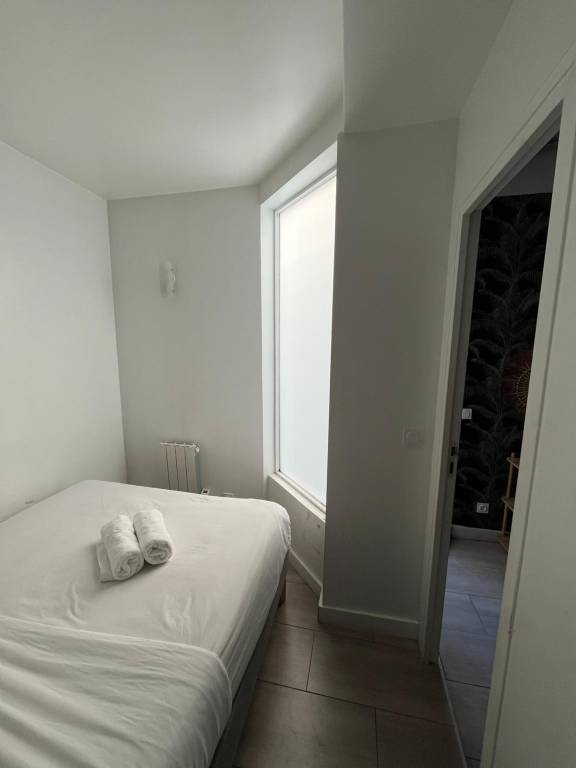Bright and Spacious close to Bustling Canal St Martin — photo 5
