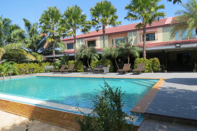Holiday apartment with yard, terrace & pool in Pattaya