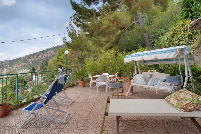 Holiday Apartment 'Oasi' with Sea View, Terrace & Wi-Fi in Alassio