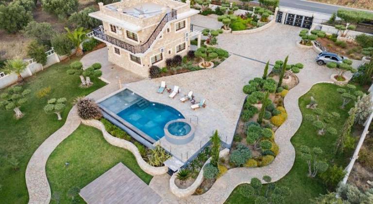 Lovely villa with hot tub & pool | Pet-friendly — photo 4