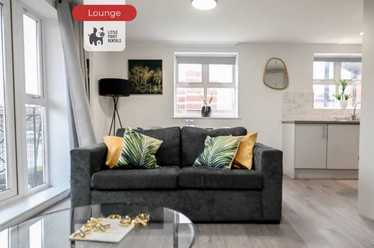 Golden Jungle King Suite w/ Balcony & FREE Parking — photo 5