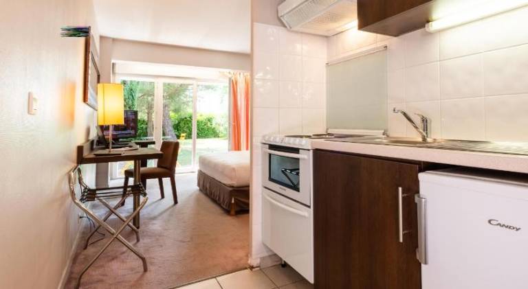 Beautiful serviced apartment with terrace, pool & garden | Pet-friendly — photo 4