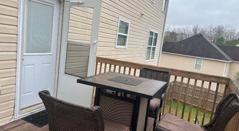 Ample vacation home with pool | Pets are welcome — photo 3