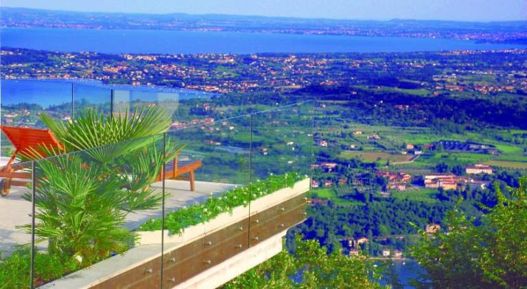 Villa Luna Stunning Modern Villa Shared Infinity Pool, Big garden, Fantastic lake view, AC, — photo 4