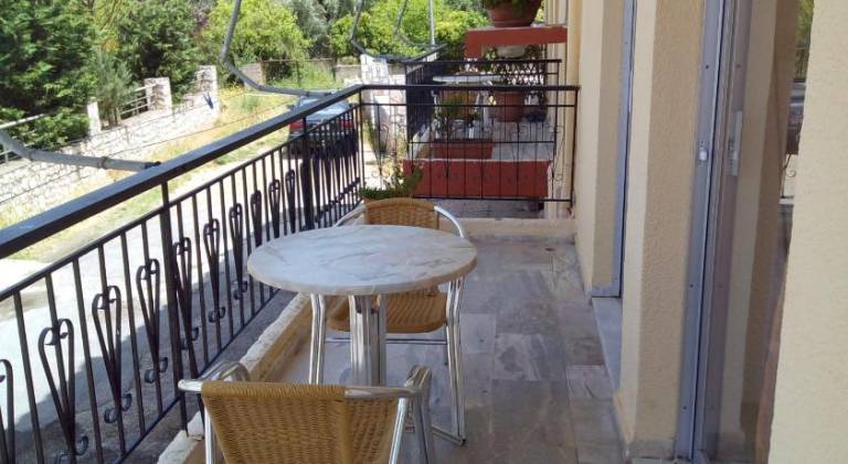 Rental apartment with patio — photo 4