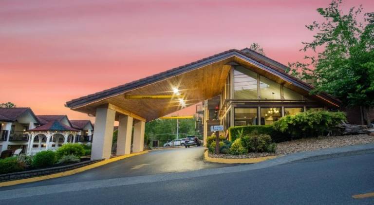 Super 8 By Wyndham Downtown Gatlinburg At Convention Center — photo 3