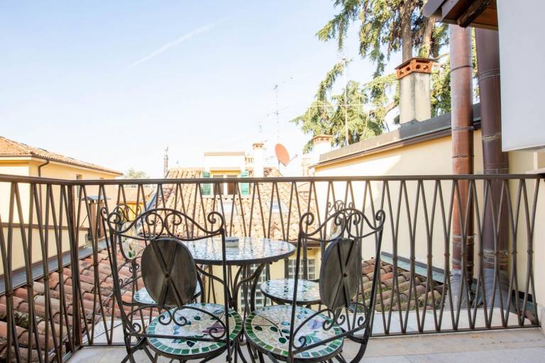 Fully equipped hostel with terrace | Close to Two Towers | Dogs allowed — photo 2