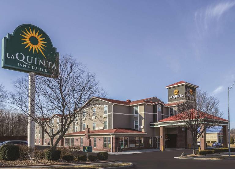 La Quinta Inn & Suites by Wyndham Kansas City Airport in Kansas City, MO
