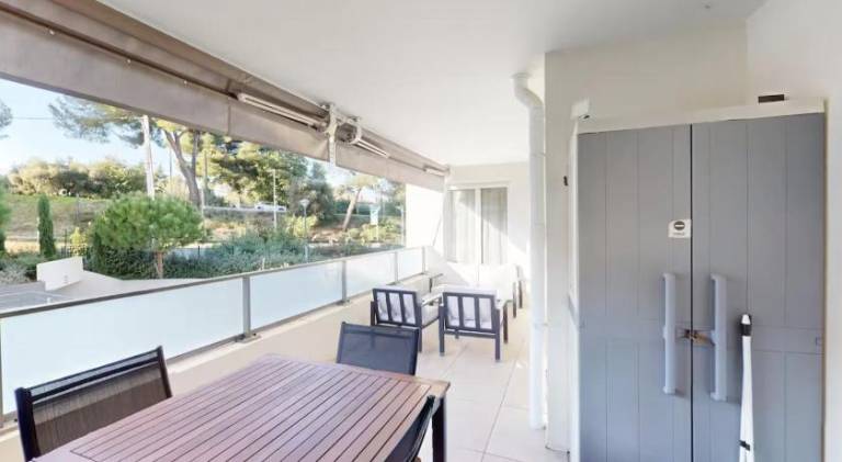 Apartment with barbeque & patio — photo 2
