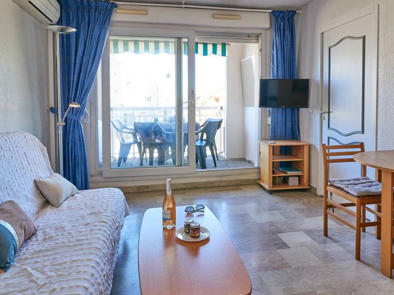 Holiday apartment with patio — photo 2