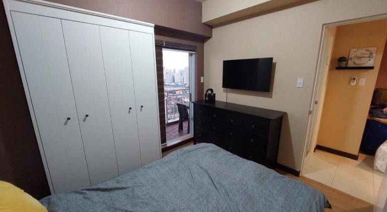 Affordable Whole 2 bedroom Condo high floor BGC — photo 2