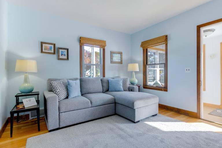Pet Friendly! Steps to Beach - ‘Lakeview Cottage’ — photo 3