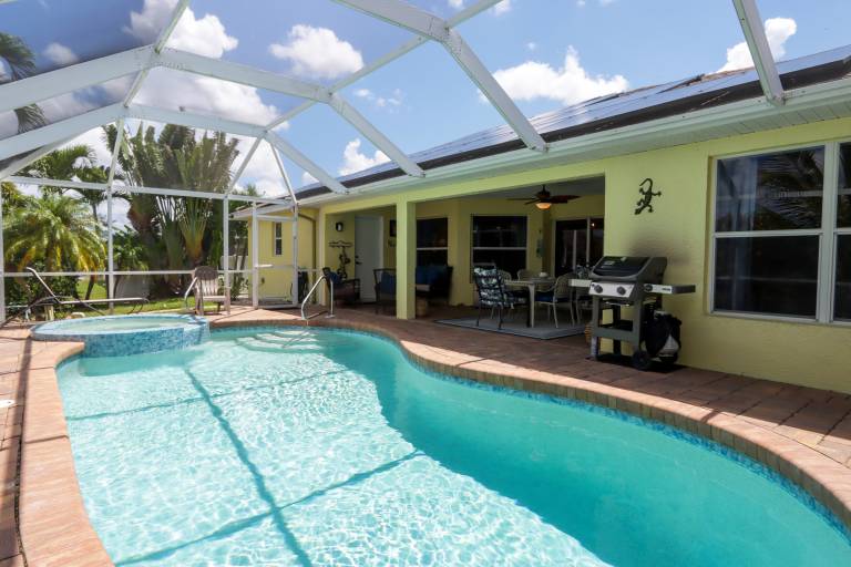 Family-friendly spacious house with jacuzzi, barbecue & private pool | Water view | Pets allowed — photo 2