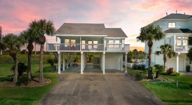 Vacation home with BBQ in Galveston, TX